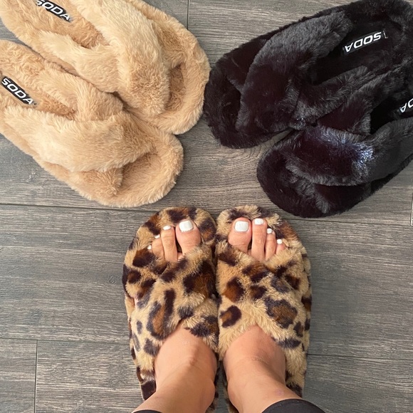 Soda Shoes - Size 8 Natural furry criss cross furry sandals